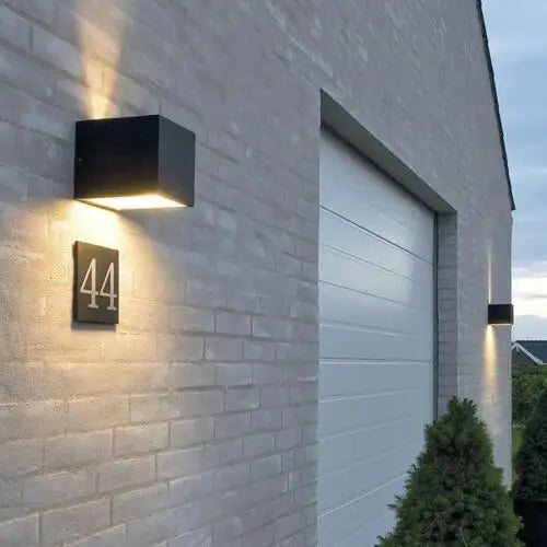LED LAMPE VÆGHÆNGT.